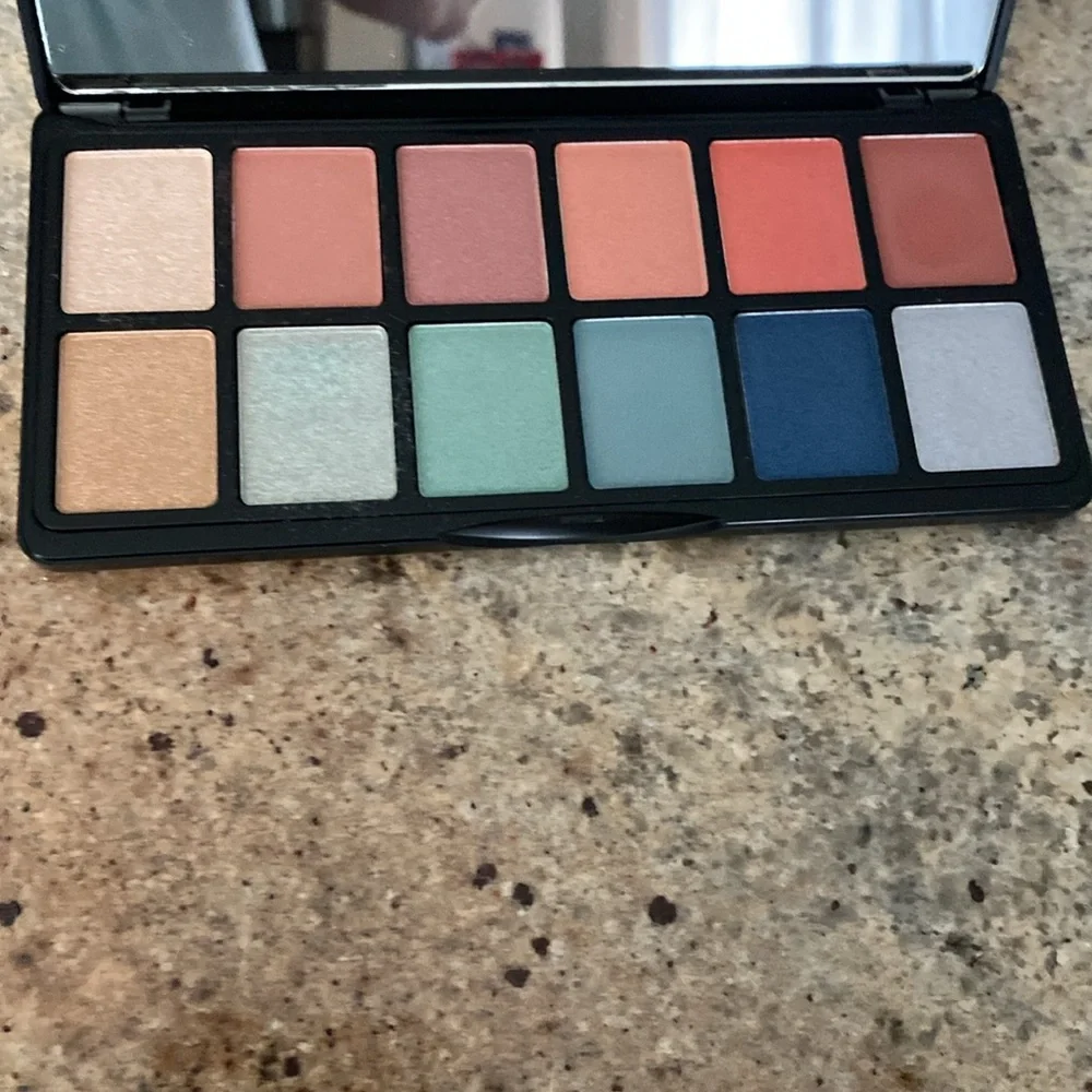 LA girl GES417 Wanderlust eyeshadow palette